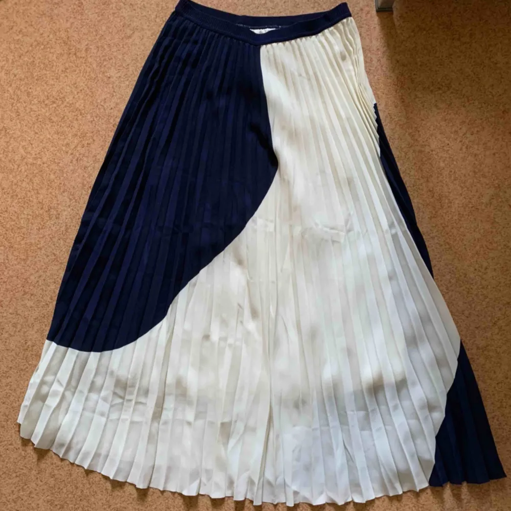 En blå/vit plisserad kjol från H&M. Hur fin och härlig som helst! Med resårband i midjan vilket gör att den säkerligen kan passa fler storlekar än enbart 36. I jättebra skick! Köparen står för frakten.. Kjolar.