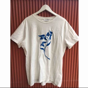  - Oversized T-shirt från weekday säljs billigt. Köparen står för frakt