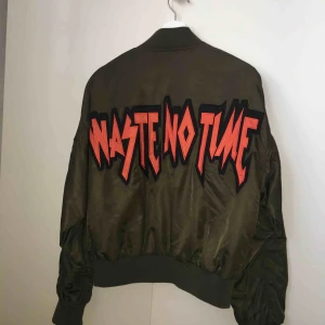  - As cool bomberjacka från bikbok i storlek m. Säljs för att jag inte  använder den så ofta. Frakt tillkommer:))