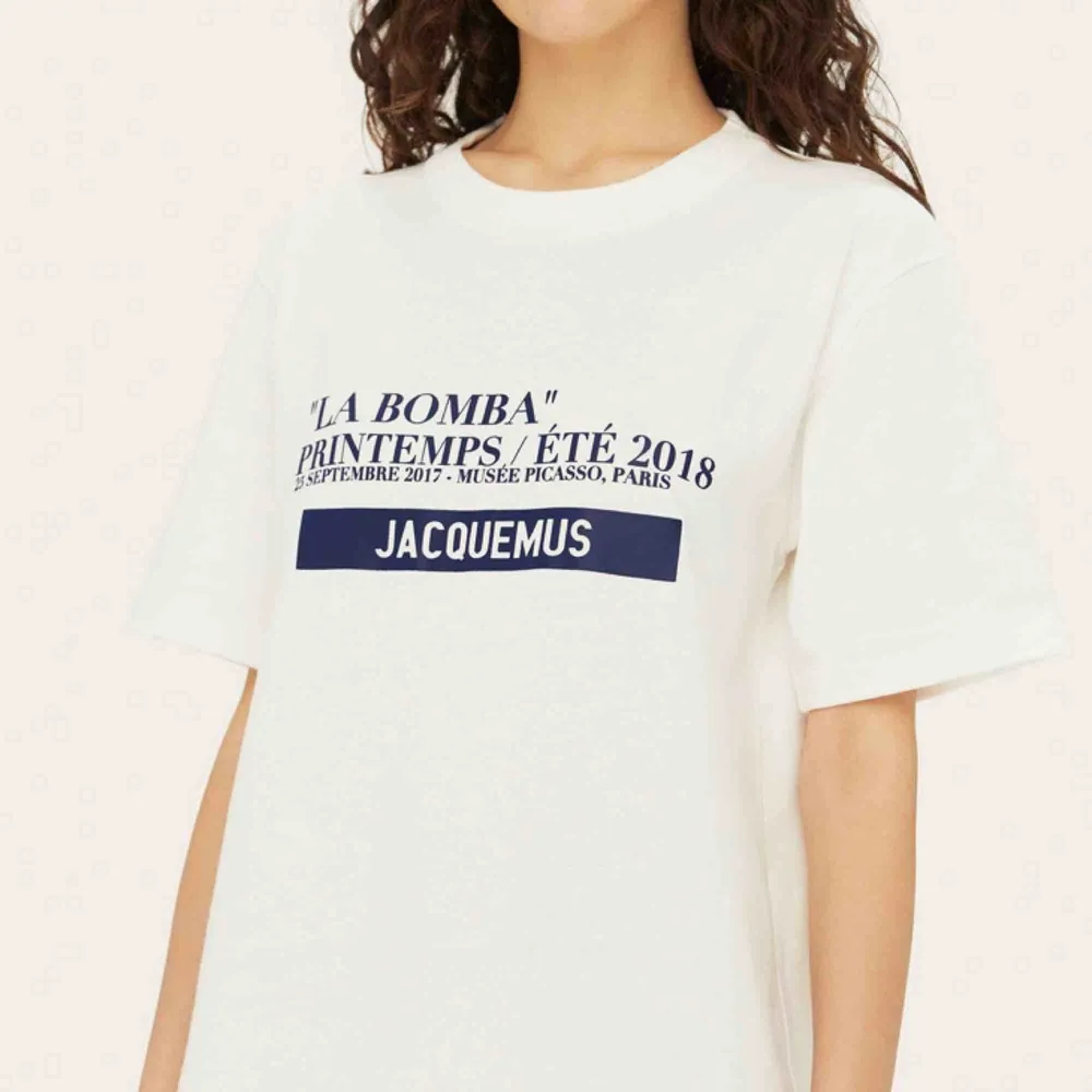 jacquemus LA BOMBA t-shirt från förra året. använd cirka 3-4 gånger. i mycket gott skick! skickar mer bilder om det förfrågas! ok att lägga bud! . T-shirts.