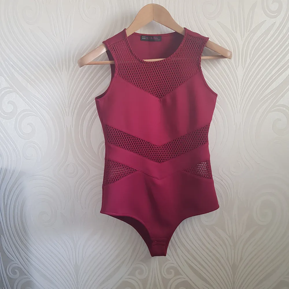 Super sexy body in burgundy, size S/M. Perfect for the summer or partying!! Never used so in great condition. Can meet up in Tcentralen or Täby.. Toppar.