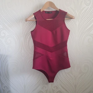  - Super sexy body in burgundy, size S/M. Perfect for the summer or partying!! Never used so in great condition. Can meet up in Tcentralen or Täby.