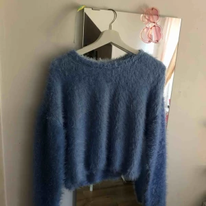  - Säljer en tröja med ett fluffigt material ifrån zara, har endast använt ett fåtal gånger och säljs pga att det inte riktigt är min stil, frakt tillkommer på 59kr hojta till om du är intresserad😊💓