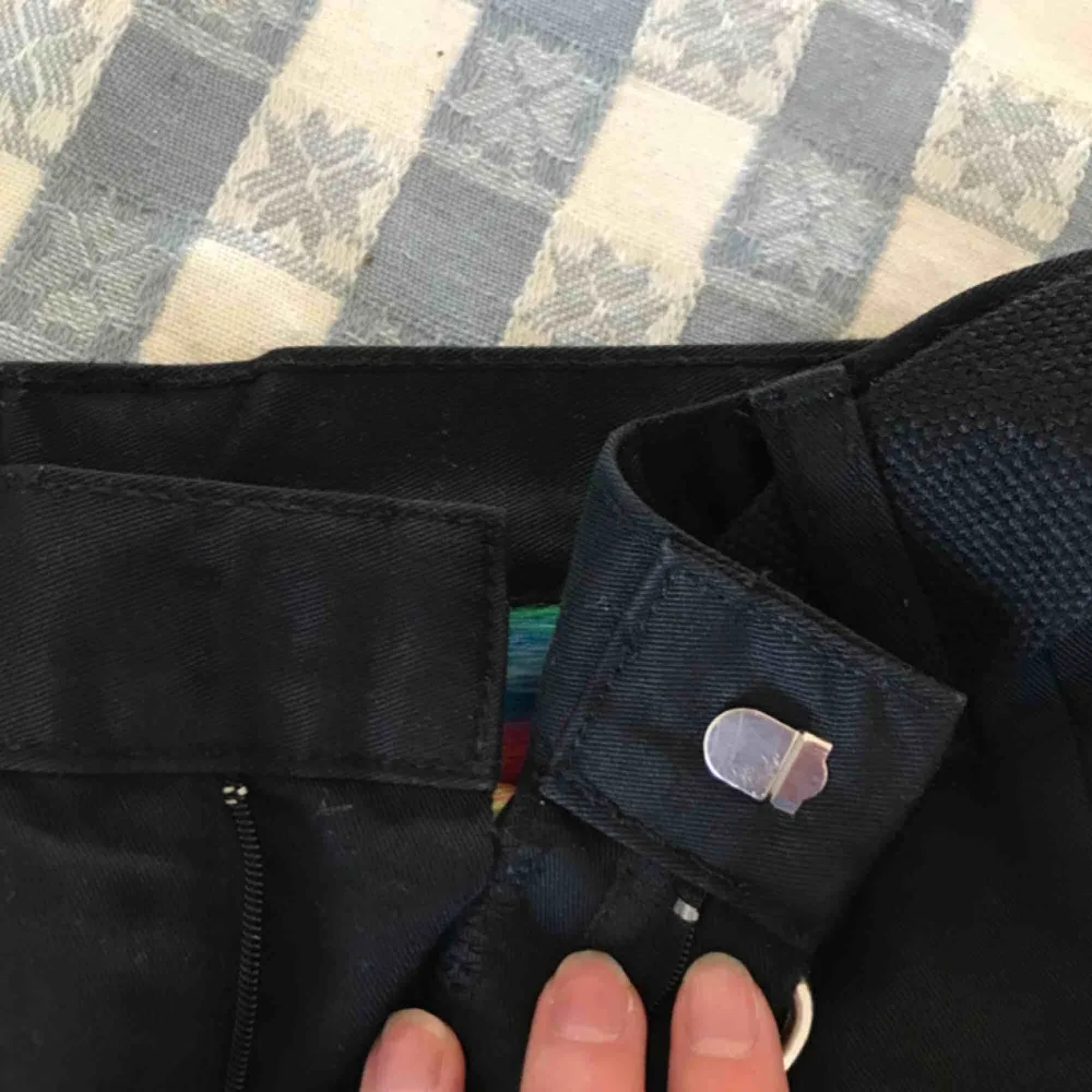 Svarta byxor med tillhörande bälte från Unif✨ Sparsamt använda, dock har ett spänne lossnat så det går sy på ett eller så funkar det fint med det tillhörande bältet❣️. Jeans & Byxor.