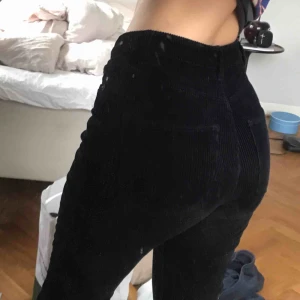  - Svarta manchester byxor från monki! Sparsamt använda och supersköna samt stretchiga så funkar även till en 36a💖 köpare står för frakt!