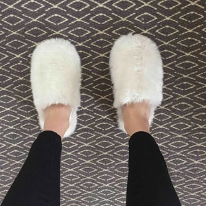  - Gräddvita innetofflor från Luxury Bathing Company. Storlek 38/39 men skulle även passa en 37.  De är helt oanvända och helt rena.  Köpare står för frakt☺️