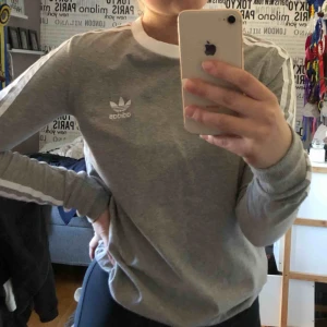  - Skitsnygg adidas 🤩 säljes då jag aldrig använder den🙁 i nyskick då den endast använts 1 gång✨ Möts upp i Vimmerby eller postar mot fraktkostnad