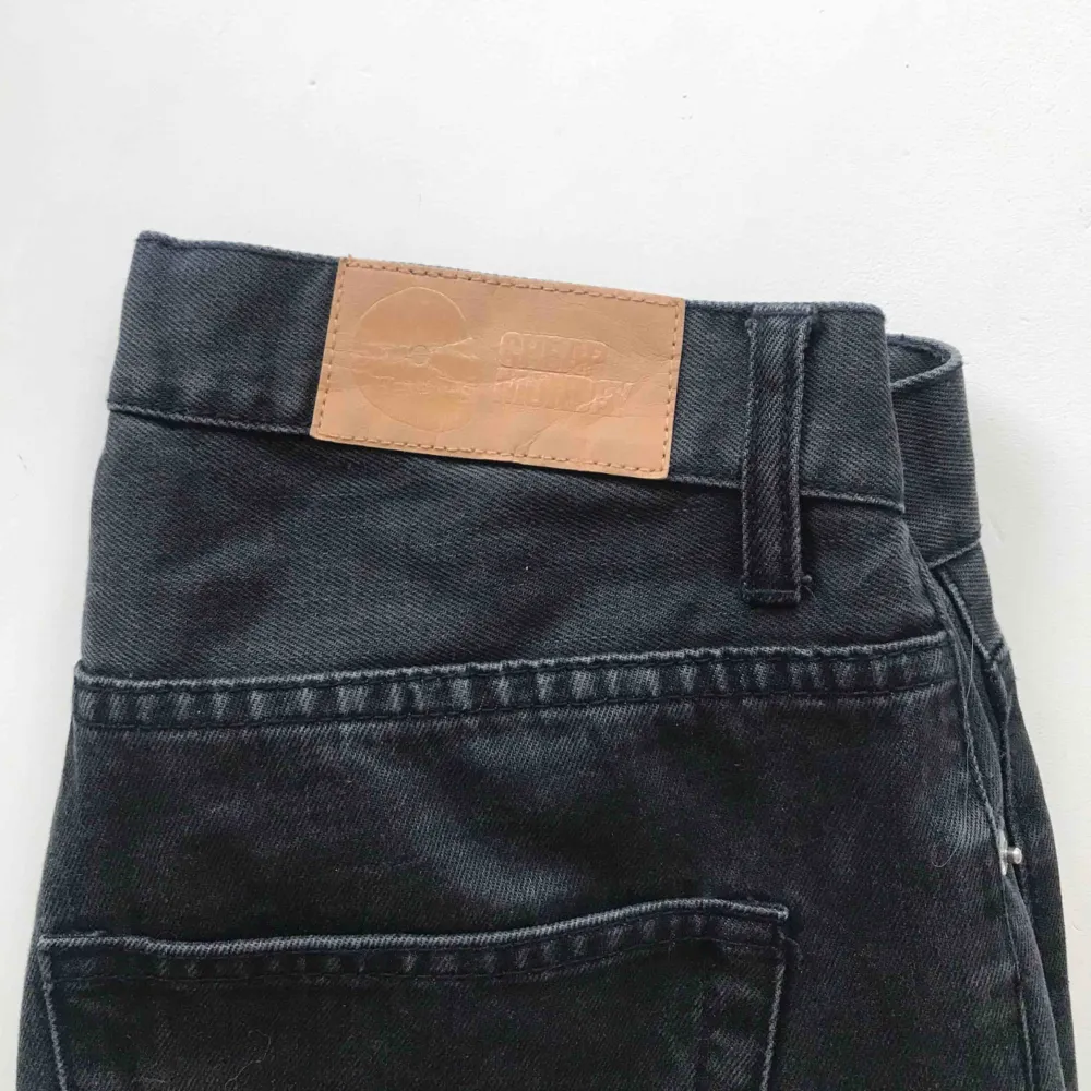 Säljer tyvärr dessa supersnygga jeans från cheap monday då de är för stora för mig:(((  möts upp i Stockholm annars står köparen för frakt💞💞 pris kan diskuteras!!🥰. Jeans & Byxor.