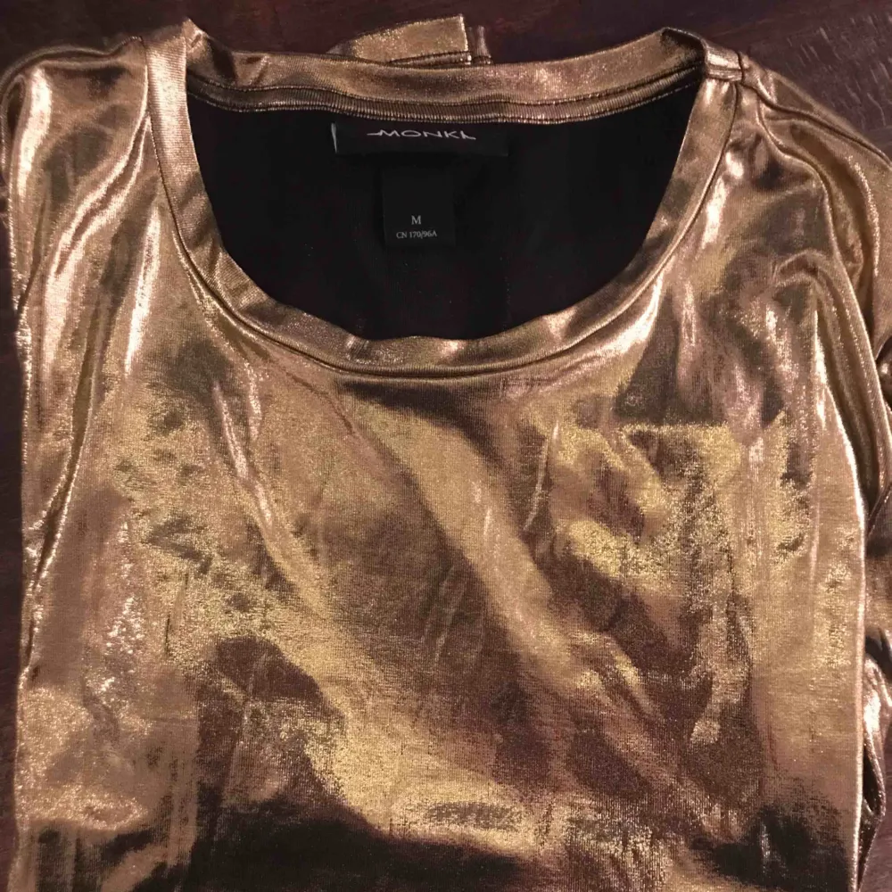 Metallic gold-tröja från Monki i stl M. Fint skick! . Toppar.