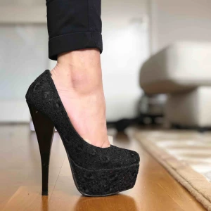  - Oanvända heta klackskor som är  16cm höga st 38. Säljer dem för 400kr