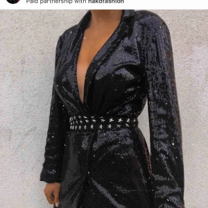  - Oanvänd paljett blazer-klänning från Linn ahlborgs kollektion hos NA-KD. Så snygg men kommer aldrig använda. Ordinarie 699