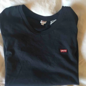  - Svart Levis t-shirt