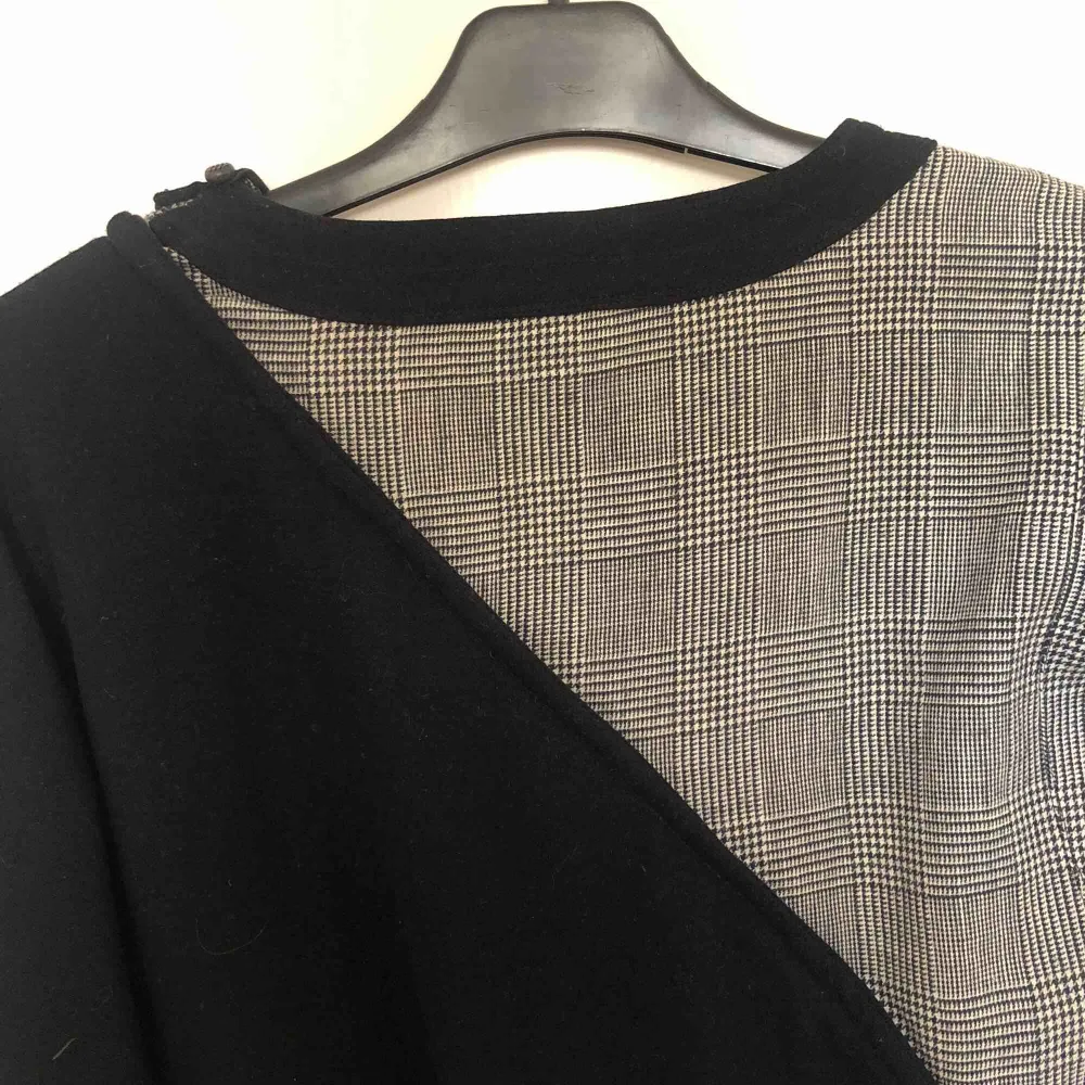 En cool rutig/svart tröja köpt från Humana Kan mötas upp i Stockholm! Annars betalar köparen för frakt ⭐️. Tröjor & Koftor.