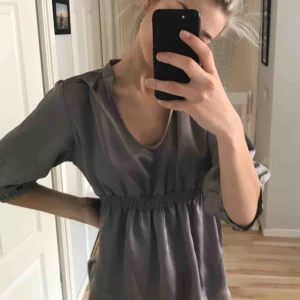  - En riktigt snygg blus från Zara. Aldrig använd så i väldigt bra skick! Köparen står för frakt:)