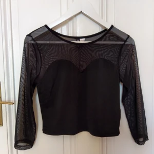  - Kort topp med meshdetaljer från Divided, jättefint skick! Lite för stor för mig så nu får den vandra vidare. Gjord i polyester & eleastan. Upphämtning i Stockholm, annars tillkommer frakt (18kr)✨