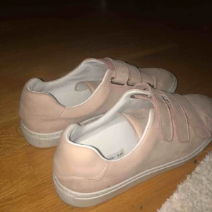  - Ljusrosa sneakers från & other stories, med kardborrband. Enkla men väldigt coola sneakers som funkar till alla outfits. Använda ett par gånger, men i bra skick. Endast lite smutsiga på sulan:) Kan mötas upp i Sthlm eller frakta. Köparen står för frakt