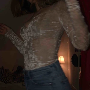  - Champagne/ljusrosa sammets body. Använd 1 gång. Stolek XS, Passar även S. Frakt +12kr