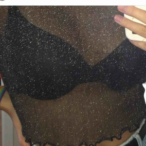  - Glittrig genomskinlig tröja! Kortärmad, volang både vid ärmarna och magen! FRAKT TILLKOMMER