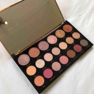  - Säljer en revolutionpalett, aldrig använd enbart swatchad. Inköpt för 3 månader sen. Säljer för jag har för mycket smink. 🙈 frakt tillkommer