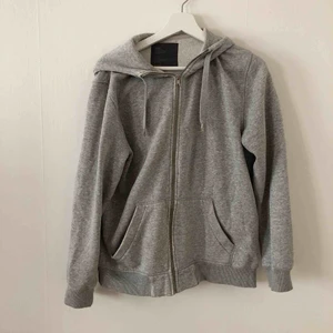  - Classic grå hoodie från H&M. Bra skick, förutom längst ner på armarna där sömmarna gått upp lite (se bild 2) men syns ej när man har på sig den.