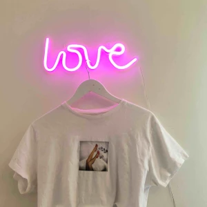  - Sjukt snygg croppad tisha med trendigt tryck på. Trycket är lite sprucket längst ner (bild 3) men det är inget man lägger märke till. Köpt på Carlings. Köparen står för frakt💘🤠