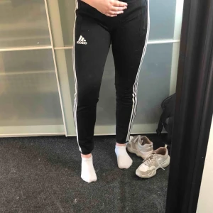  - Adidas byxor Använda en del därför priset, men inte trasiga någonstans så funkar lika bra som ett par nya S Köparen står för frakten!!