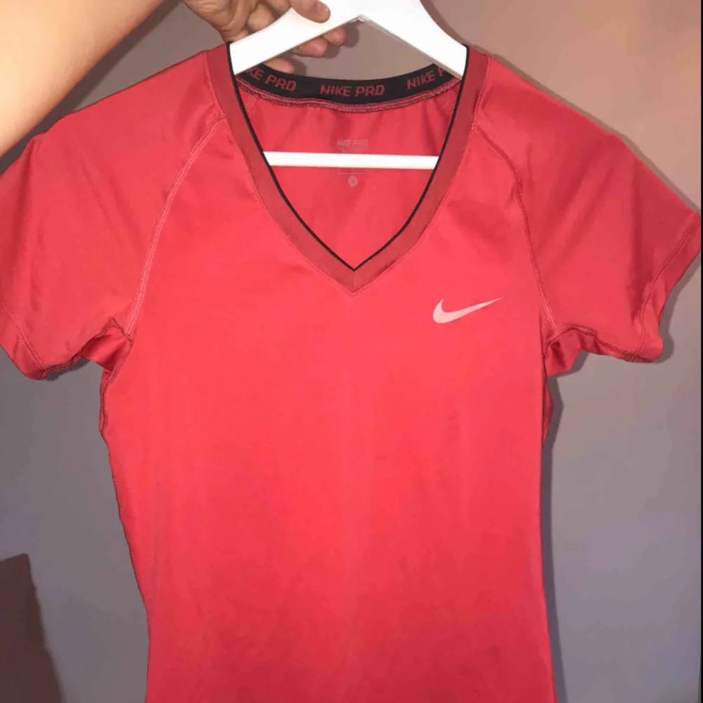 Snygg röd tränings tröja ifrån Nike! Skriv vid frågor, frakt 50kr☺️. T-shirts.
