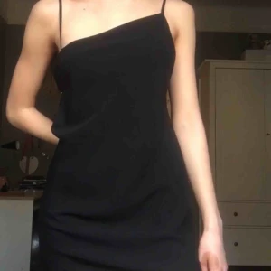  - Tror det är en topp egentligen (strlk L) men jag har använt den mer som klänning (har s). Den har slits på båda sidorna, så om den används som klänning bör en ha shorts eller något :p OBS! fraktar ej, möts upp i stockholm💓