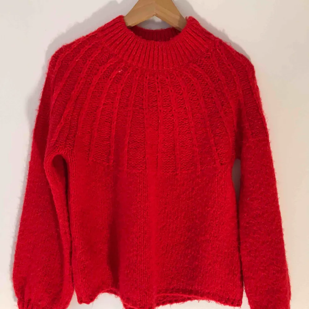Skitsnygg stickad röd tröja ifrån Monki i storlek S. Väldigt bra skick. . Tröjor & Koftor.