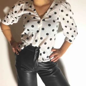  - Söt prickig blus i storlek XS från monki. Plagget är knappt använt.