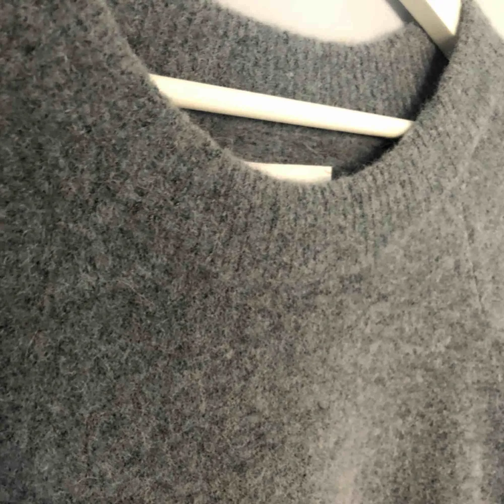 Jättefin stickad tröja från Samsoe Samsoe, helt ny! Färgen är grå/duvblå. Köparen står för frakt! 💓. Stickat.
