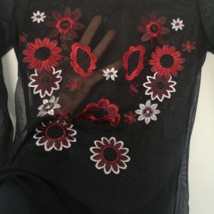  - Finaste bodyn från bikbok som aldrig kommit till användning. Broderat tryck med röda och vita blommor 🌺🌿🌲