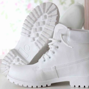  - Fina vita skor från Nelly, kan fraktas