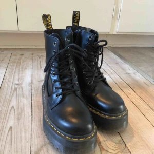 - Nya dr. Martens i modellen ”jadon”. Svarta med gul söm, 5 cm platå. Otroligt bekväma att gå i! Använda ca 5 gånger. Nypris: 2300 från dr. Martens hemsida.