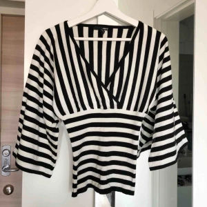  - Tjockare blus/tröja med stora ärmar. Köpt många år sedan på H&M, men är i super-skick. 