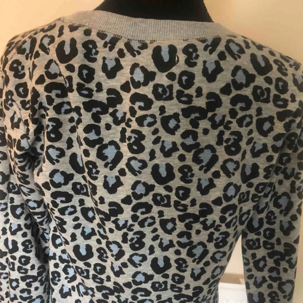 Leopard mönstrad sweatshirt Jättefint skick!. Tröjor & Koftor.