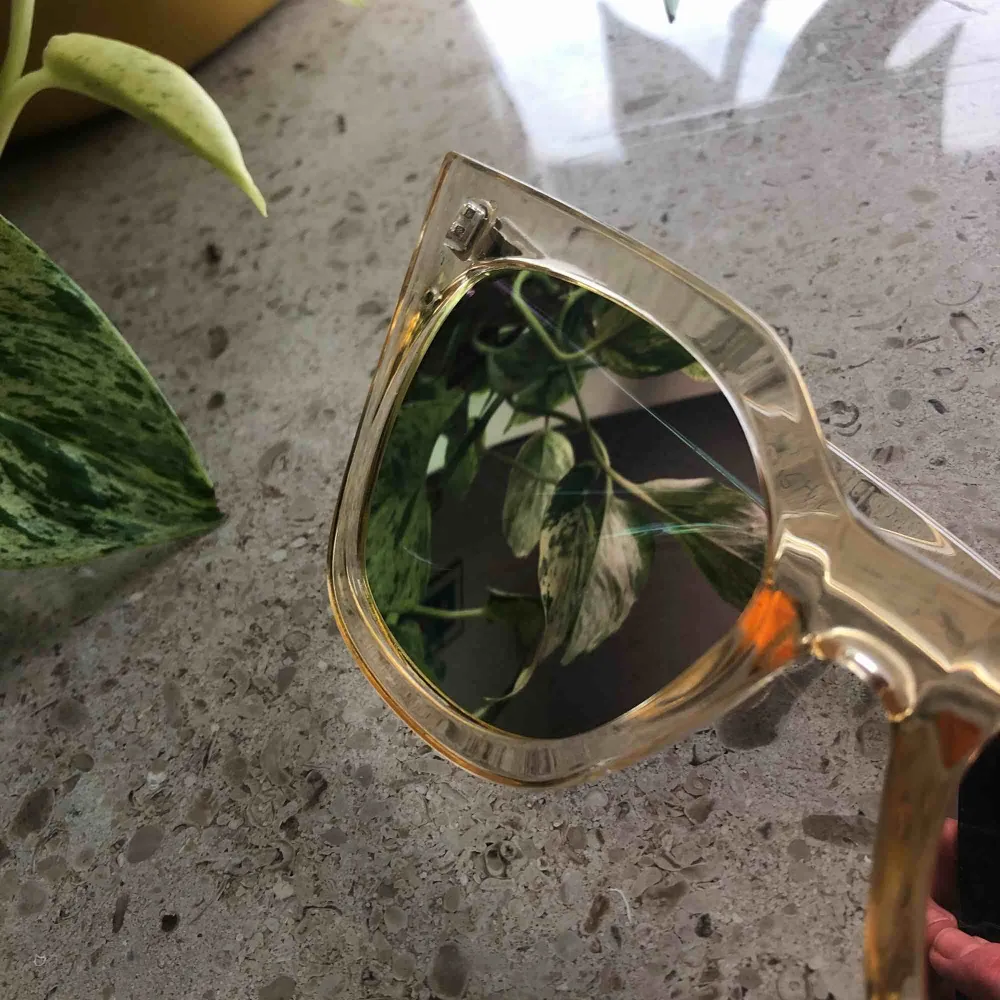 Stentuffa solbrillor. Inköpta i USA. Ljusgula plastbågar med rosaskimrande spegelglas. Kan mötas upp i Stockholms innerstad, annars står köparen för fraktkostnaden.. Accessoarer.