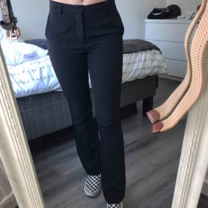  - Perfekta kostymbyxorna med lite utsväng