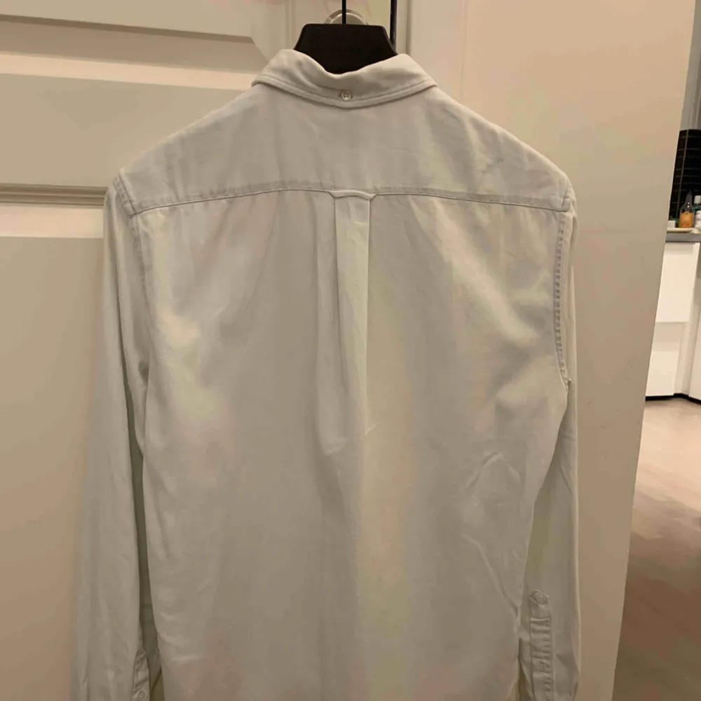 Herr skjorta i storlek 48, köpte från Acne Studios, fin skick, ingen fläcka, kan mötas upp i Odenplan Stockholm, kan skicka via post/63kr på frakt . Skjortor.
