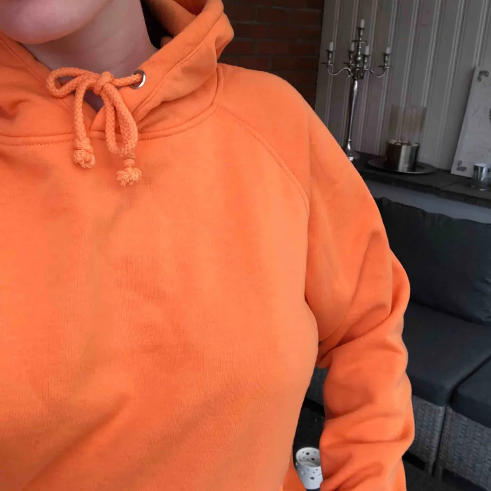 Orange alpha hoodie från bik bok. andra bilden gör färgen mest rättvis. Som ny!. Hoodies.