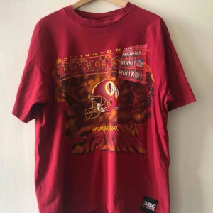  - Snyggt sliten vintage från 90-talet. Made in USA. Mindre hål långt ner på rygg. Kan hämtas i Uppsala eller skickas mot fraktkostnad 