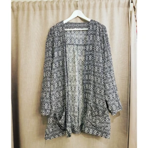  - Oversize kaftan i härligt mönster i blått och vitt! Stora fickor på framsidan. Tyvärr saknas lapp med storlek men jag gissar på att det är en Large/XLarge eftersom den är lite stor på mig. Möts upp i GBG eller framktar mot betalning (50kr)