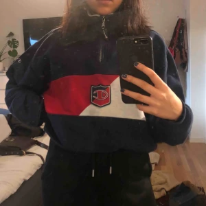  - Tröja från Champion köpt på second hand. Endast använd en gång och därför i mycket bra skick! Tröjan är i storlek S men jag skulle själv säga att den är lite större i storleken. Jag fraktar.