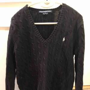 Marinblå/mörk stickad Ralph Lauren tröja, står strl XL men passar perfekt så mer som en M/38