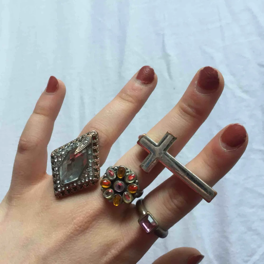 Fina ringar som är väll använda men kan piffa upp smyckes skålen :)  5kr styck :) måste sälja mina ringar för att jag är allergisk :(. Accessoarer.