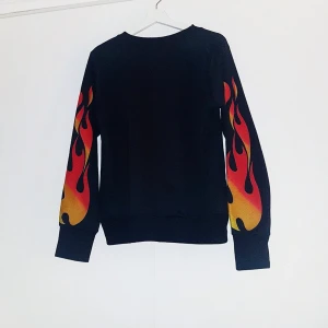  - Skitsnygg sweatshirt med eldflammor. 
