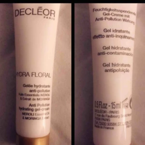  - Decléor - hydra floral anti-pollution gel-cream.  En lätt svalkande, återfuktande dagcreme i gel-konsistens.  70% vattenbaserad med microdroppar av olja.  ”Anti-pollution” = anti-föroreningar.  Ska va bra mot tex finnar. Aldrig använd. Nypris ca 100kr.
