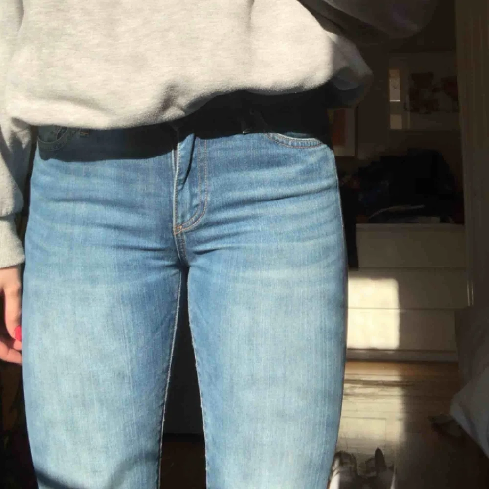 Säljer mina pow high jeans från crocker. Köpta på JC och sparsamt använda💕 den vita fläcken på bilden är mindre nu efter att jag tvättat dom💛  Möts upp i Stockholm annars tillkommer extra frakt . Jeans & Byxor.