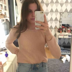 - Superfin stickad tröja i en rosa (peach) färg. Bara att skriva om den intresserar er, går alltid att förhandla🎀 S