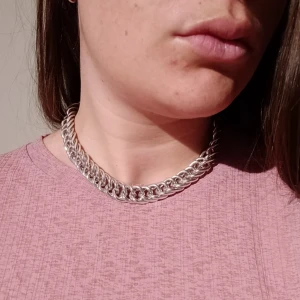  - Silverfärgat kedjehallsband. En gammal favorit som tyvärr inte kommer till användning. Lite tyngre men är otroligt häftigt och får en att känner sig cool.